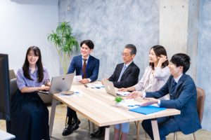 ファシリテーターと司会の違いは「成果への関わり方」具体例で比較