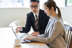 逆効果に要注意！部下が成長する効果的な褒め方・叱り方